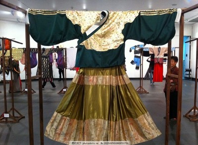民族服飾在現(xiàn)代服裝設(shè)計中的融合與創(chuàng)新
